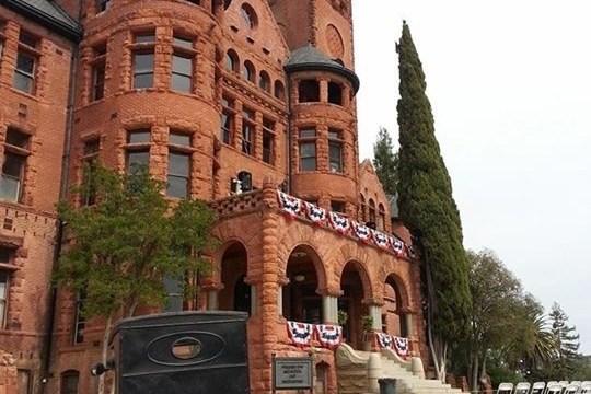 a horse drawn carriage in front of a brick building